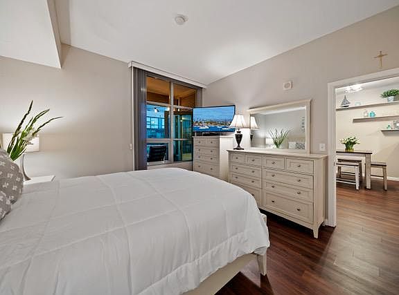 4th image of 253 10th Ave Unit 633