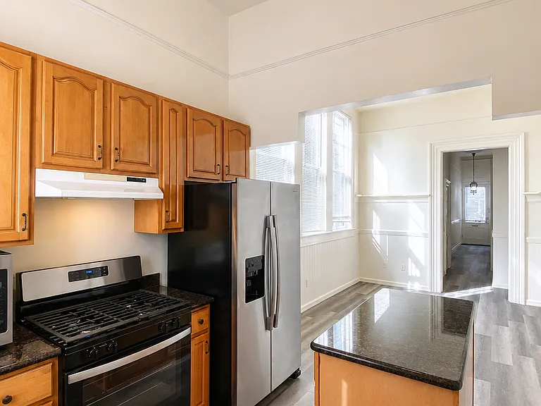 241 Waller St — Photo 16
