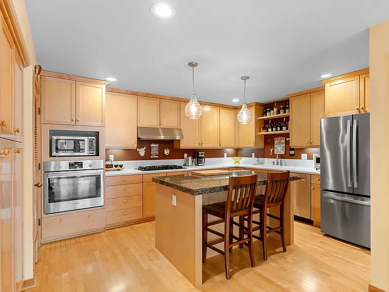 2537 NW Upshur St — Photo 6