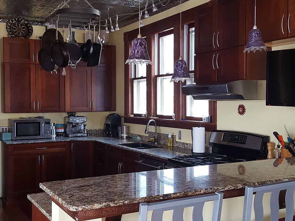 2nd image of 204 N Lincoln St