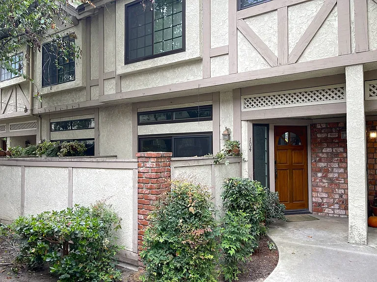 7100 Balboa Blvd #104 — Photo 15