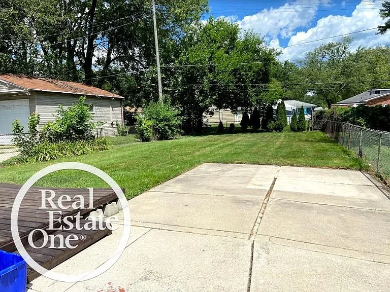 23909 Elmira St — Photo 23