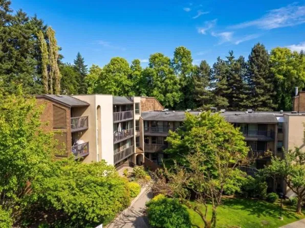 9867 Manchester Dr #419, Burnaby, BC V3N 4P6