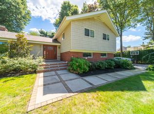 11 Links Dr, Great Neck, NY 11020