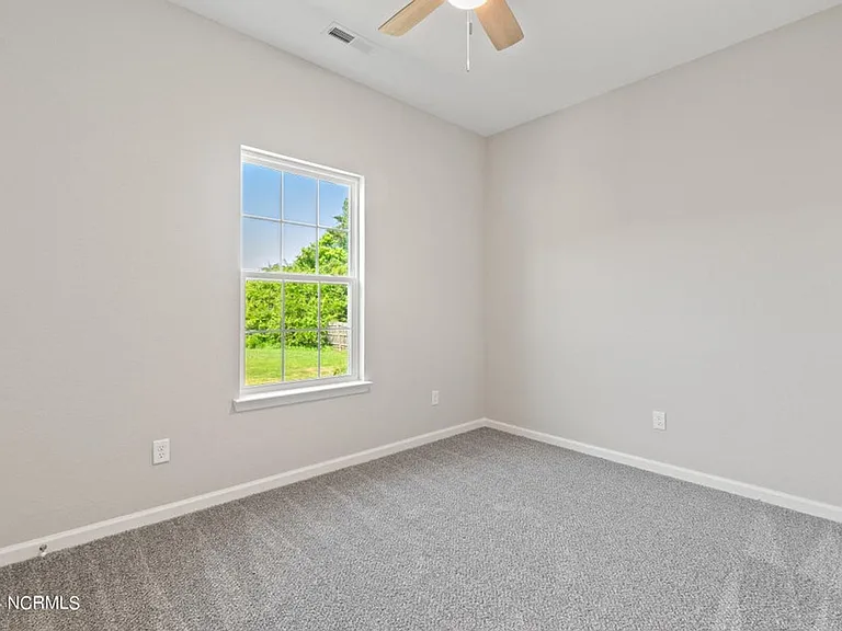 704 Harney St — Photo 8