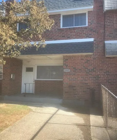 1527 N Saratoga Pl — Photo 2