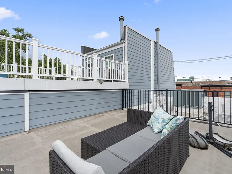 112 E Randall St — Photo 39