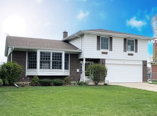 2015 E Avon Ln, Arlington Heights, IL 60004