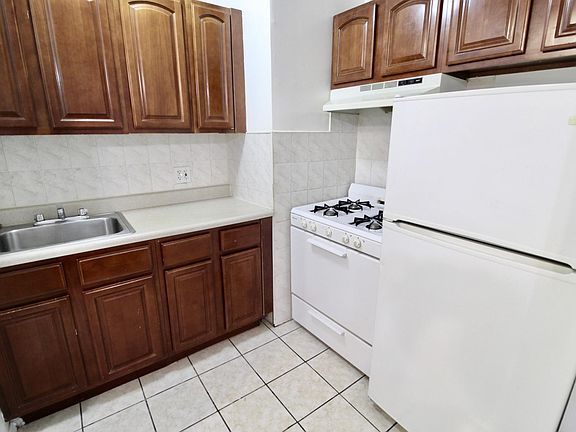 2nd image of 6839 Myrtle Ave #3RR