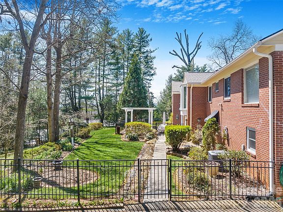 4th image of 4 Dogwood Rd