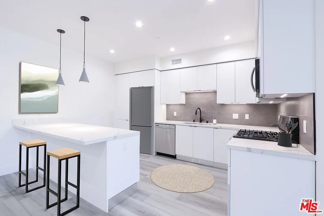 3 bed, 3.0 bath, 1580 sqft, $5,250 — Photo 3