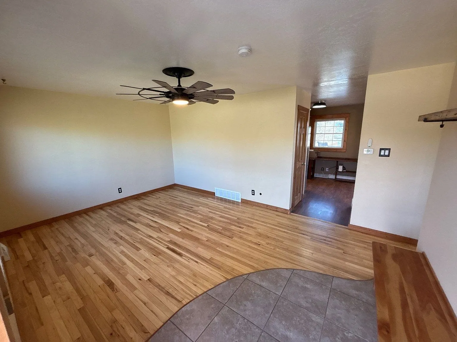 4 bed, 2.0 bath, 1894 sqft, $4,085 — Photo 4