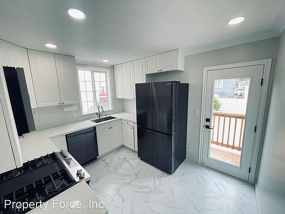 4th image of 680 N Mayfair Ave