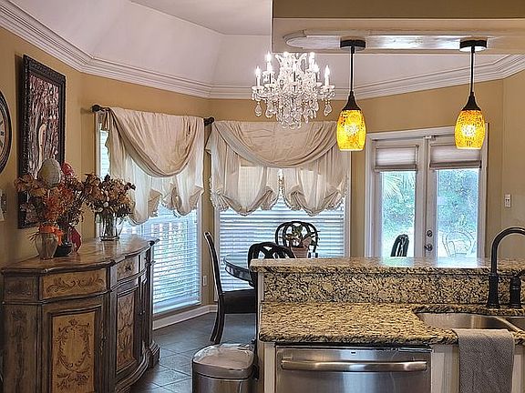 Kitchen and breakfast area