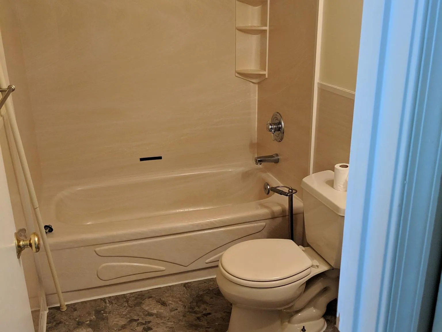 3 bed, 1360 sqft, $2,400 — Photo 4