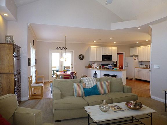 4th image of 545 Winter Hill Ln