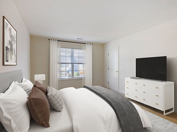 Bedroom with carpet