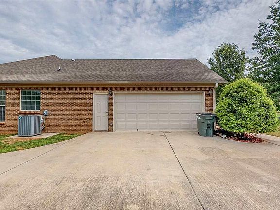 3rd image of 114 Castlehill Dr
