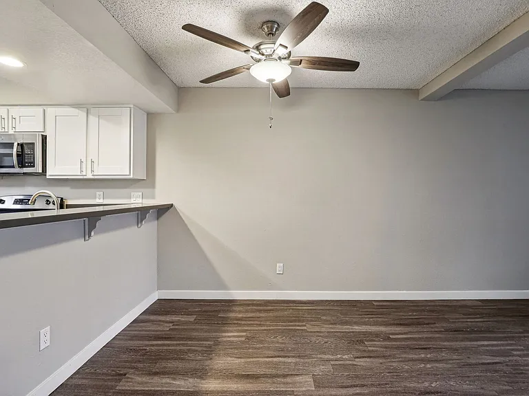 Ellington Apartments — Photo 12
