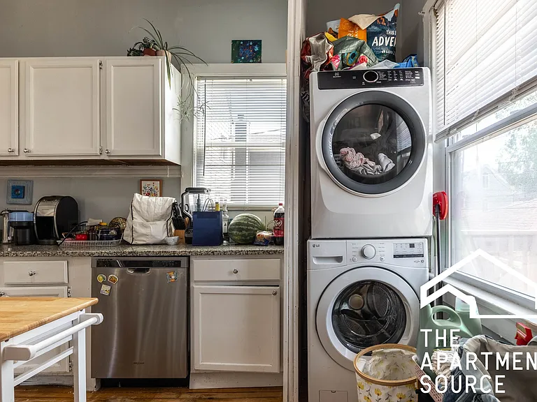 1245 W Barry Ave #B — Photo 7