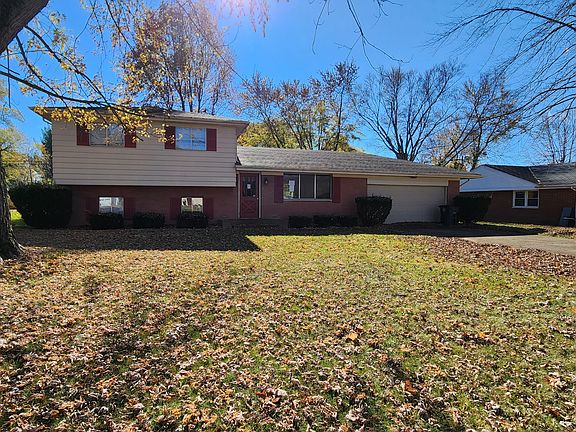 2nd image of 811 E Tulip Ln