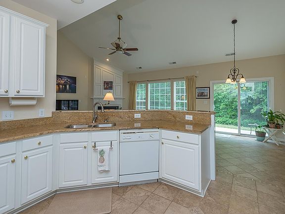 4th image of 602 Sherwood Forest Pl