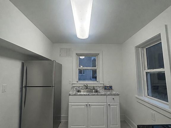 5th image of 34 Bedford Ave