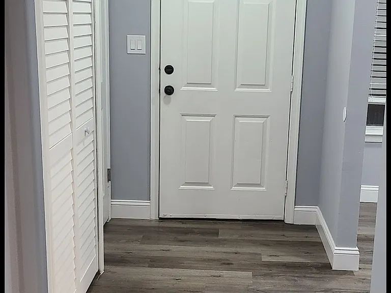 401 Hampton Ct — Photo 3