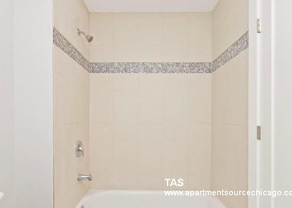2nd image of 1858 W Dickens Ave #2R