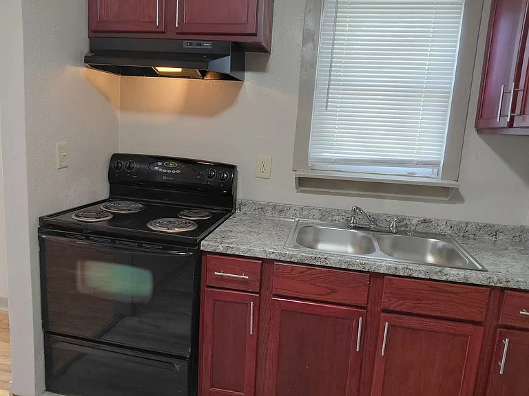 2947 Jefferson St — Photo 3