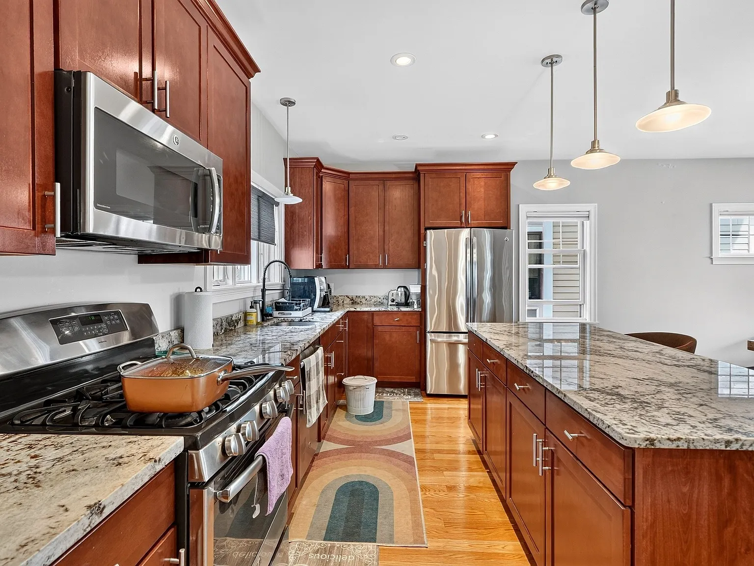 3 bed, 2.5 bath, 2319 sqft, $6,800 — Photo 3