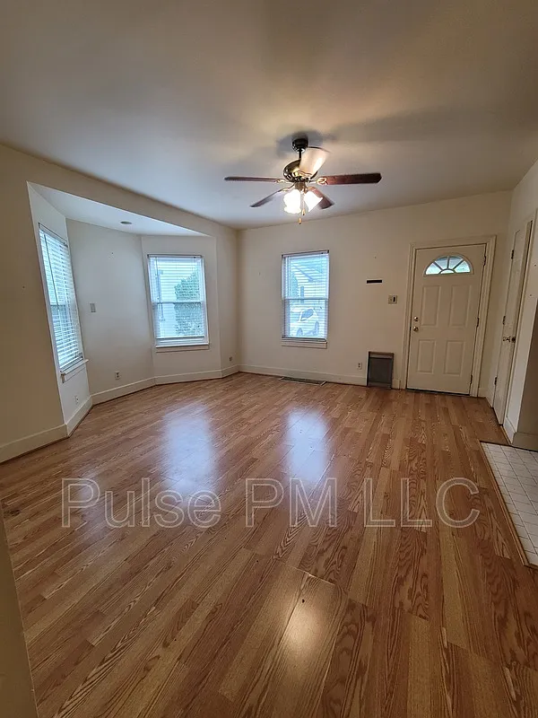 1 bed, 1.0 bath, 700 sqft, $1,100 — Photo 2