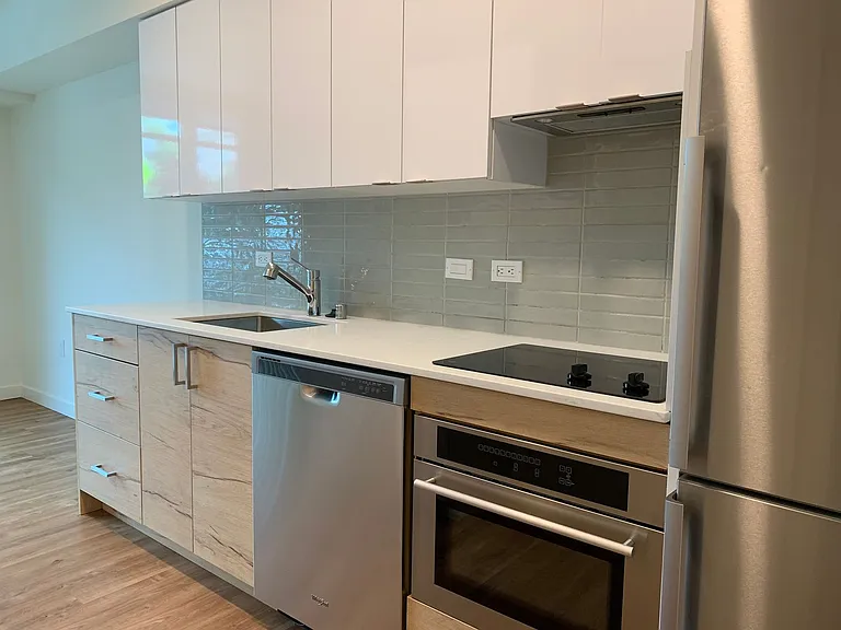 2303 Franklin Ave E — Photo 16