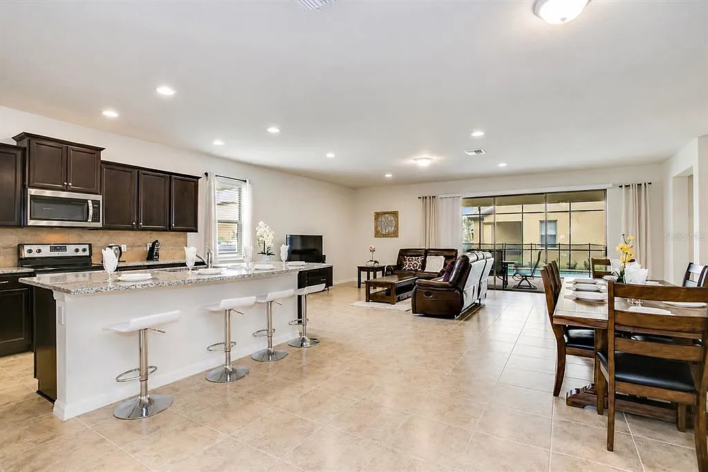 8 bed, 6.0 bath, 4041 sqft, $5,300 — Photo 4