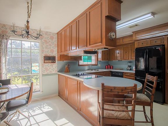 4th image of 241 Oakwood Dr