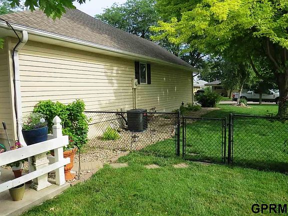 2nd image of 1040 E 11th St