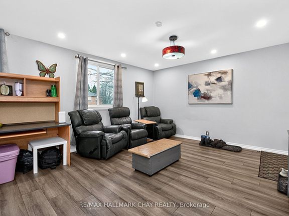 5th image of 371 Barrie Rd