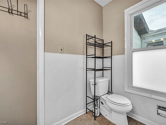 23rd image of 262 E Walnut St