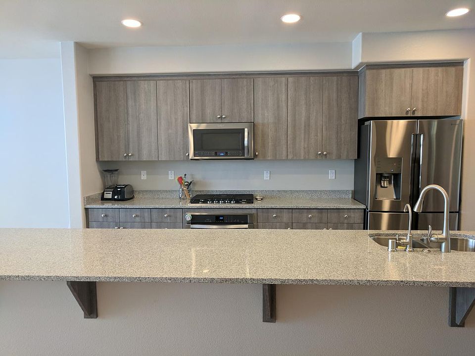 Fully upgraded spacious kitchen with large granite counterto