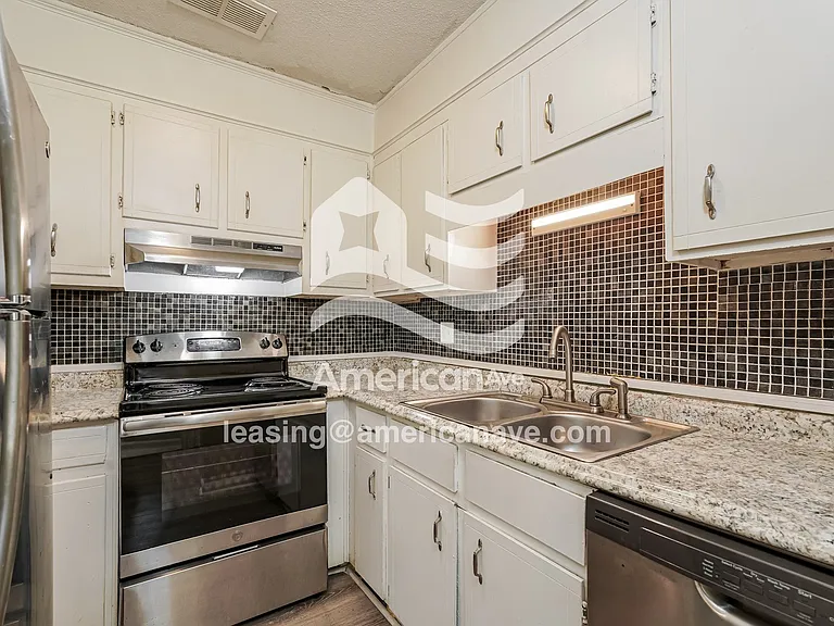 10124_008_kitchen_8.jpg