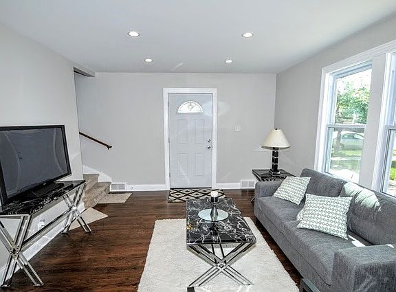 4th image of 8824 S Richmond Ave