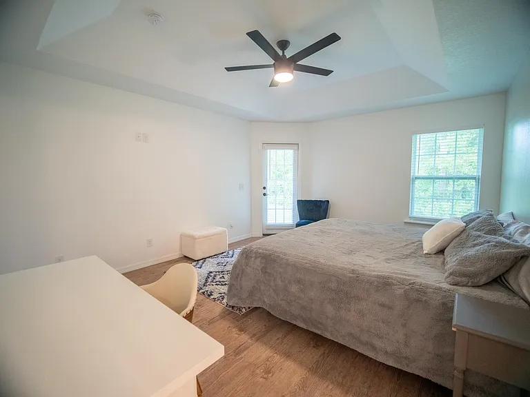 315 SE Lindale Gln — Photo 37