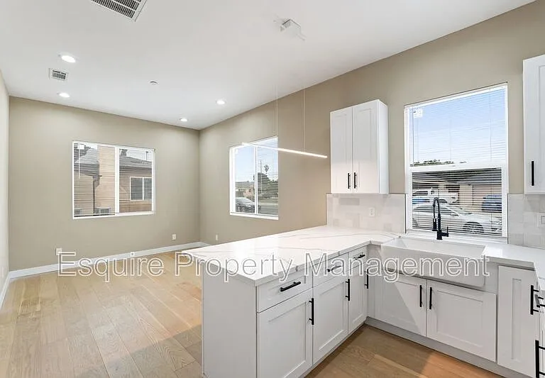 549 N Carty Dr — Photo 11