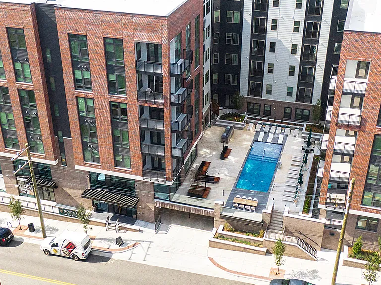 Foster on the Park Apartments — Photo 32