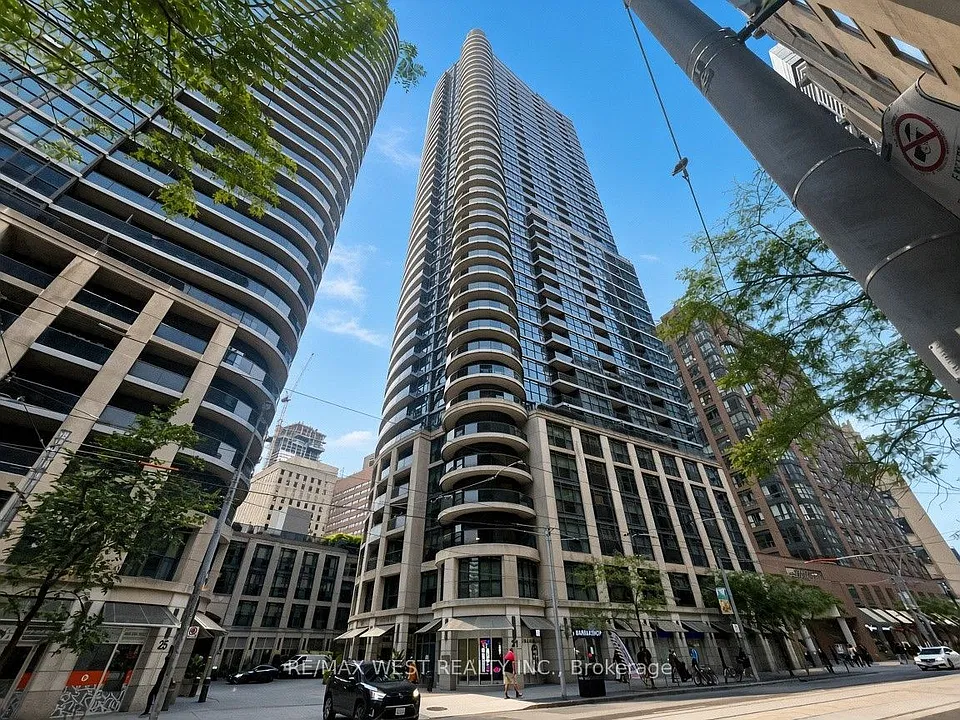 21 Carlton St #2101