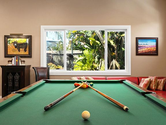 Executive pool table in the entertainment room