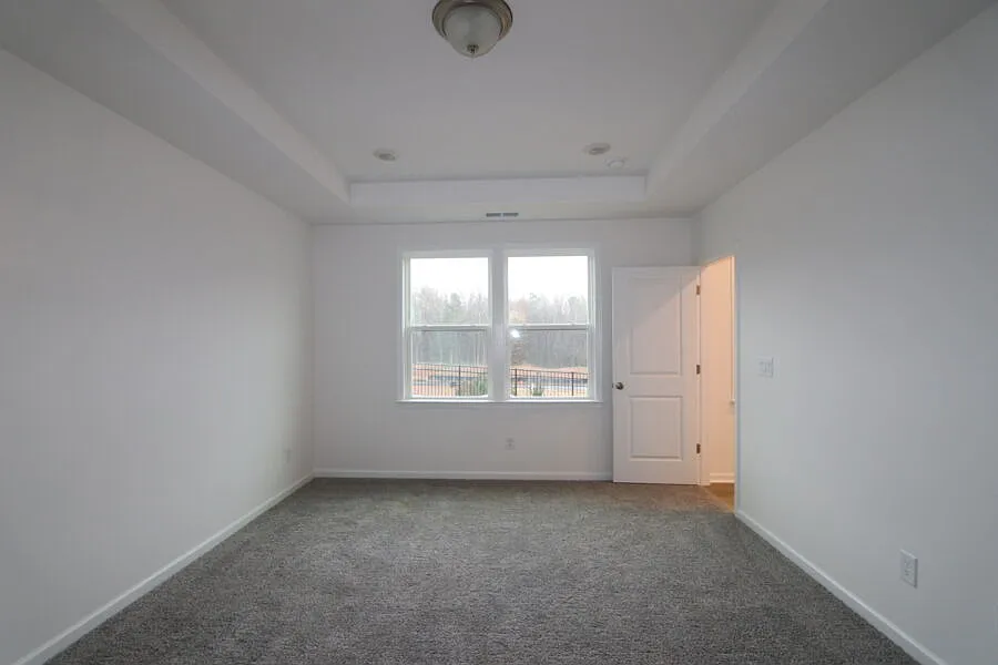 5 bed, 3700 sqft, $4,195 — Photo 2