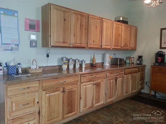 4th image of 842 NE Paiute Ct