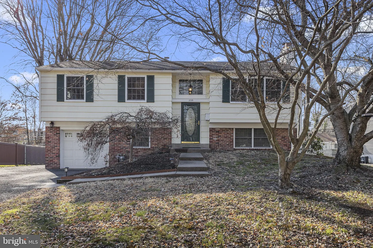 235 Meadow Dr photo 1