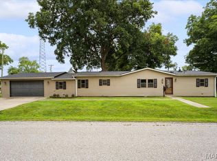100 W Kentucky St, Trenton, IL 62293